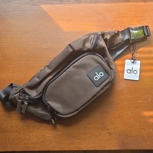 ALO Yoga Women's Espresso Belt Bag with Multiple Zip Pockets